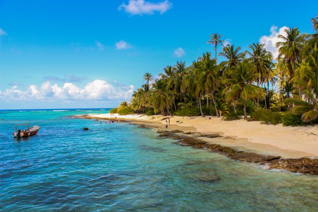 Playa de San Andrés con palmeras, arena clara y mar turquesa, una de las islas más lindas del mundo en el Caribe colombiano.
