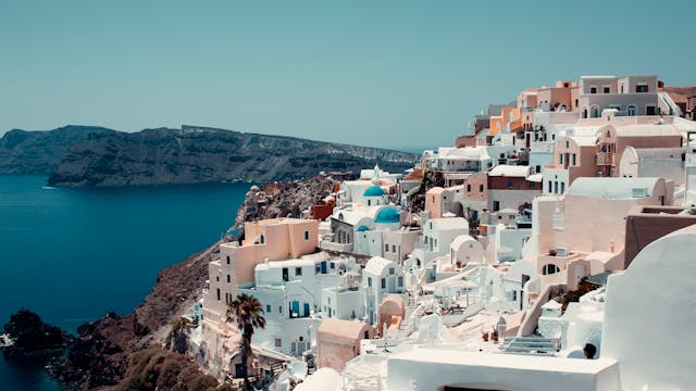 Vista de Santorini, en Grecia, con casas blancas sobre los acantilados y el mar Egeo al fondo.