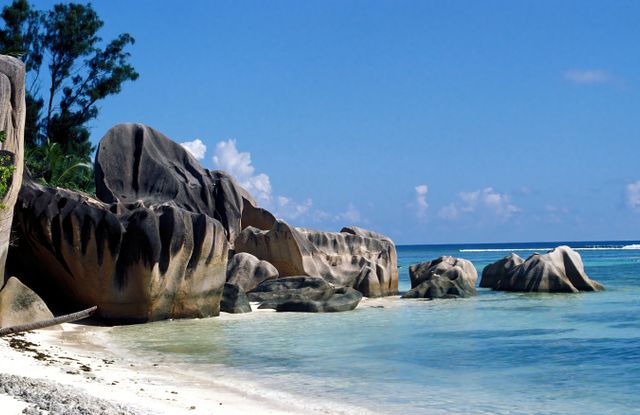 Seychelles, paraíso entre las islas más lindas del mundo Playa de las Seychelles con rocas de granito y mar turquesa, una de las islas más lindas del mundo.