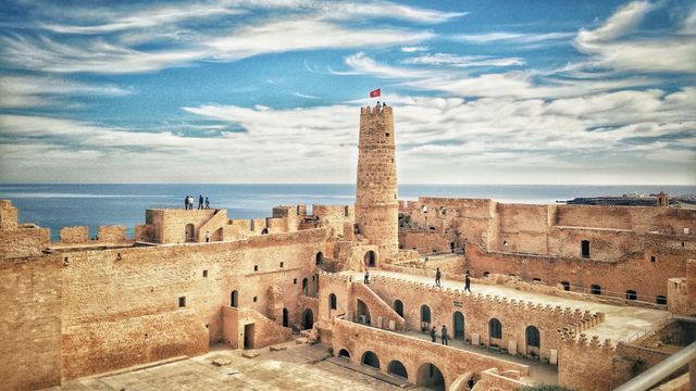 Fortaleza histórica de Túnez frente al mar Mediterráneo, uno de los paisajes culturales más atractivos del país.