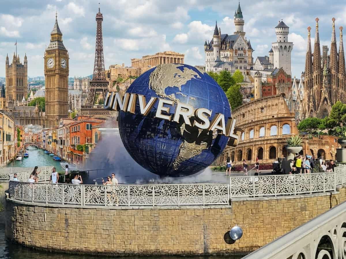 Imagen promocional de Universal con monumentos de Europa y el logo del parque, asociada al primer parque temático europeo de la compañía.