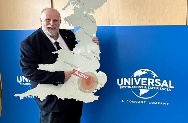 Representante de Universal muestra un mapa con la ubicación de Bedford, en Reino Unido, donde se proyecta el primer parque temático de Universal en Europa.