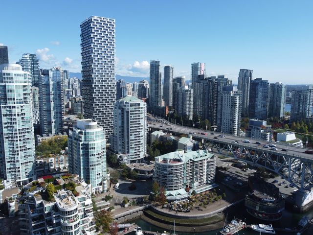 Vista panorámica de Vancouver, una ciudad con entorno urbano y paisajes ideales para recorrer en bicicleta.