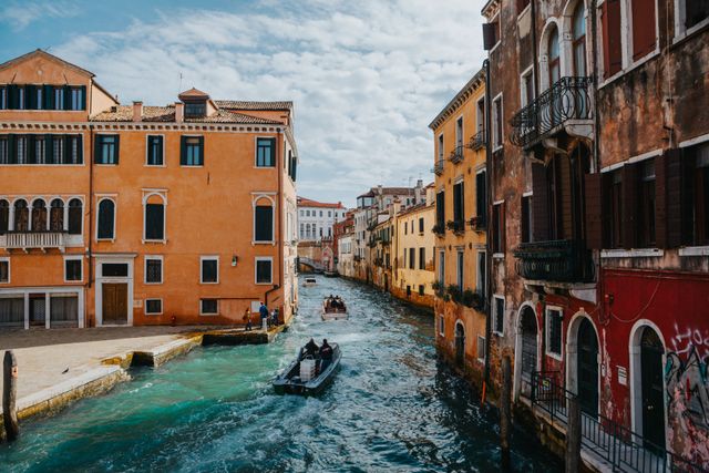 Canal de Venecia rodeado de edificios históricos, imagen vinculada al debate por la posible suba de la tarifa de entrada para visitar la ciudad.