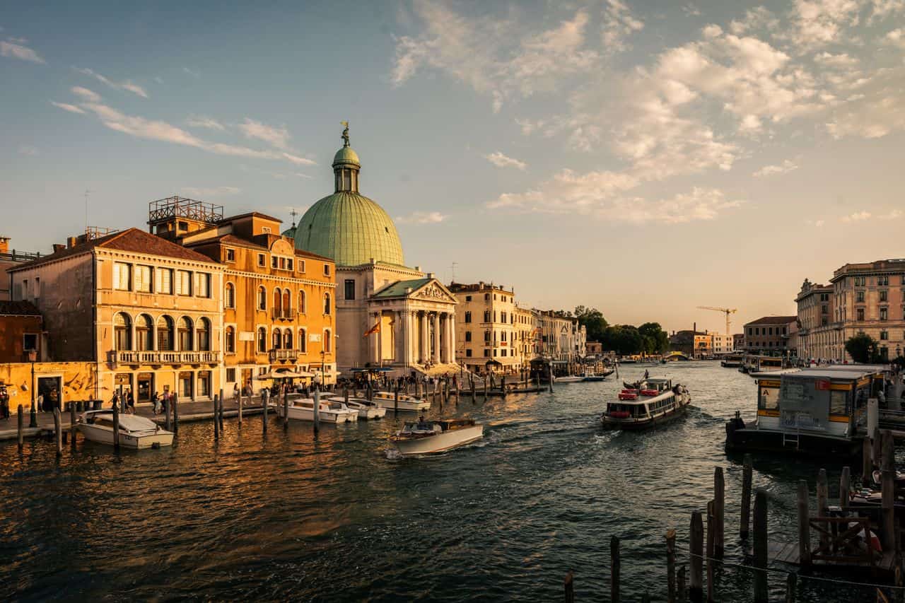 Vista del Gran Canal de Venecia al atardecer, imagen relacionada con la posible suba de la tarifa de entrada para visitar la ciudad.