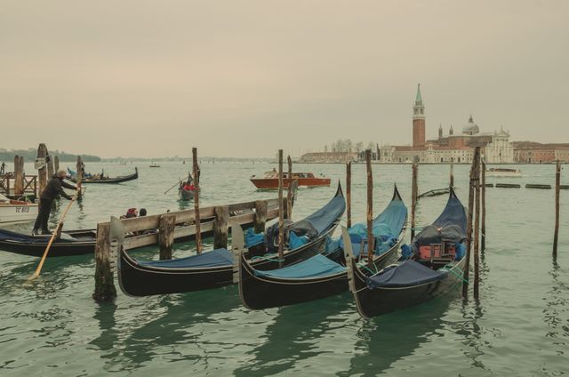 Góndolas en los canales de Venecia, imagen relacionada con la posible suba de la tarifa de entrada para visitar la ciudad.