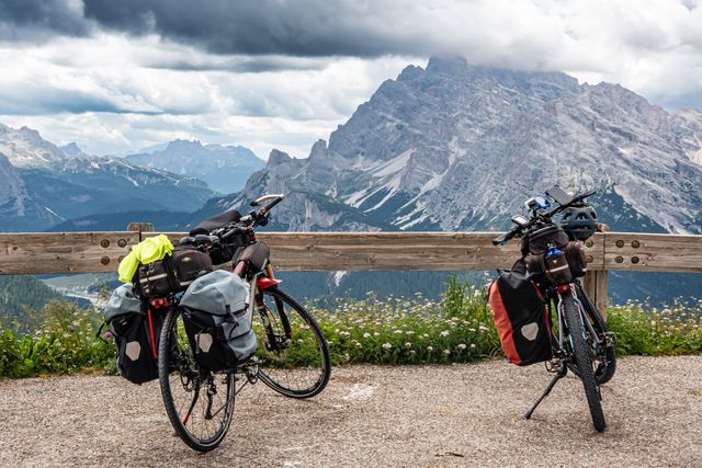 Dos bicicletas de cicloturismo frente a un paisaje de montaña, una imagen ideal para ilustrar viajes y recorridos en bicicleta.