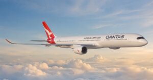 Avi&oacute;n Qantas Airbus A350-1000ULR volando sobre las nubes, modelo dise&ntilde;ado para rutas comerciales de ultra largo alcance sin escalas.
