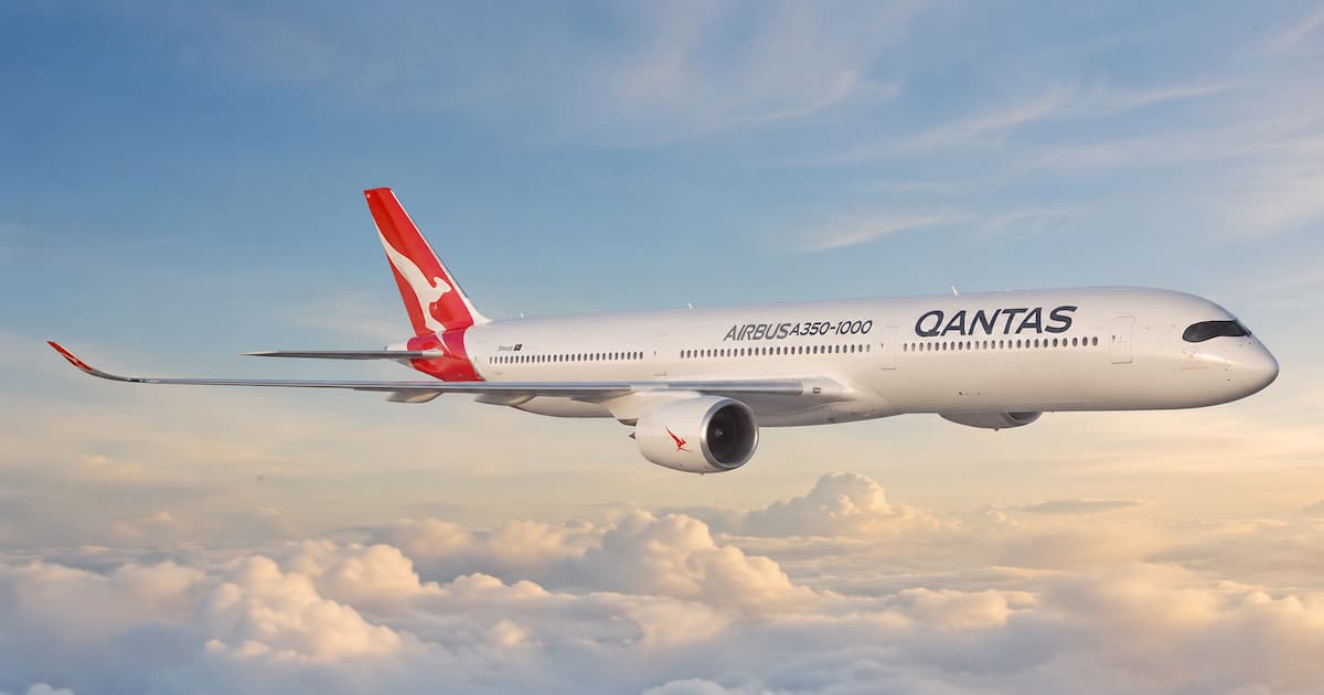 Avión Qantas Airbus A350-1000ULR volando sobre las nubes, modelo diseñado para rutas comerciales de ultra largo alcance sin escalas.