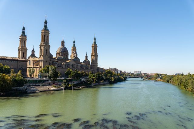 Vista de la Basílica del Pilar de Zaragoza junto al río Ebro, uno de los lugares centrales de las Fiestas del Pilar.