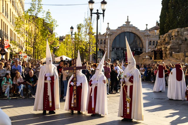 Fiestas del Pilar 2026 en Zaragoza: procesiones, fechas y actos tradicionales Procesión religiosa en Zaragoza durante las Fiestas del Pilar, con público reunido en las calles del centro histórico.