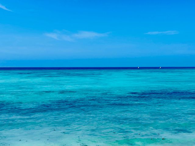 Aguas turquesas del océano Índico en Zanzíbar, con horizonte azul y paisaje marino tropical.