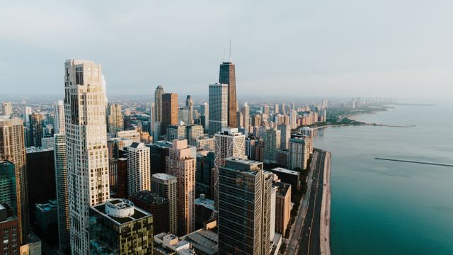 Chicago como punto de partida del viaje en carro a Nueva York Vista aérea del skyline de Chicago junto al lago Michigan, punto de partida del viaje en carro hacia Nueva York.