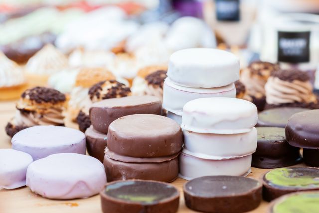 Alfajores y dulces argentinos con coberturas de chocolate y merengue, imagen relacionada con las comidas típicas de Argentina por región.