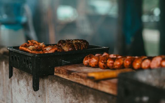 Parrilla argentina con chorizos y carne asada, imagen relacionada con las comidas típicas de Argentina por región.