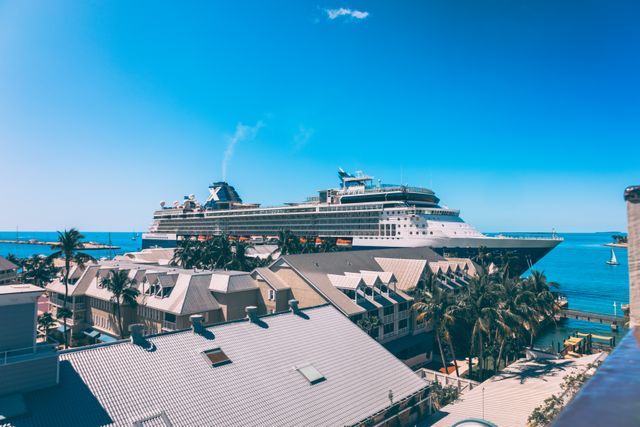 Crucero atracado junto al centro de Key West, en los Cayos de Florida.