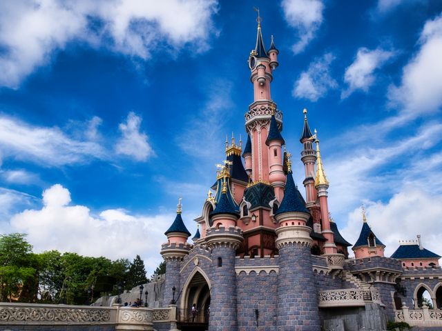 Castillo de Disneyland Paris con cielo azul, imagen relacionada con alojarse en París si se viaja con niños o se planea visitar el parque.