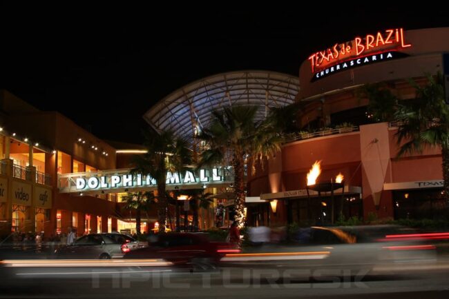 Entrada del Dolphin Mall de Miami de noche, uno de los centros comerciales más visitados para hacer compras y encontrar ofertas.