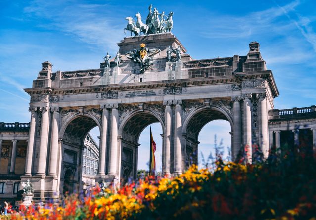 Arco del Cincuentenario en Bruselas, Bélgica, imagen relacionada con una guía sobre dónde queda Bélgica y qué ciudades visitar.