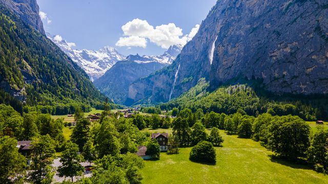 Alpes suizos y ubicación geográfica de Suiza Paisaje de los Alpes suizos con valle verde, montañas nevadas y cascadas, imagen relacionada con dónde queda Suiza.
