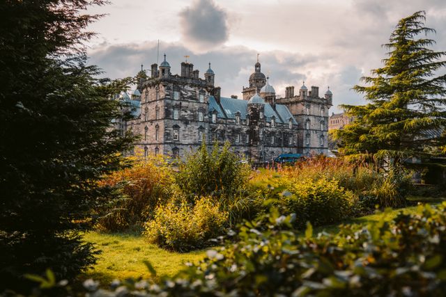 Edimburgo, capital de Escocia, con arquitectura histórica y jardines Edificio histórico de piedra en Edimburgo rodeado de jardines, imagen relacionada con la capital de Escocia.