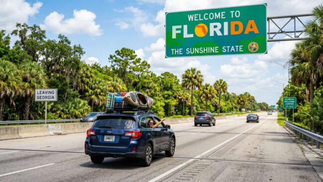 Vehículo con equipaje y kayak cruzando de Georgia a Florida durante el viaje en carro de Atlanta a Orlando.