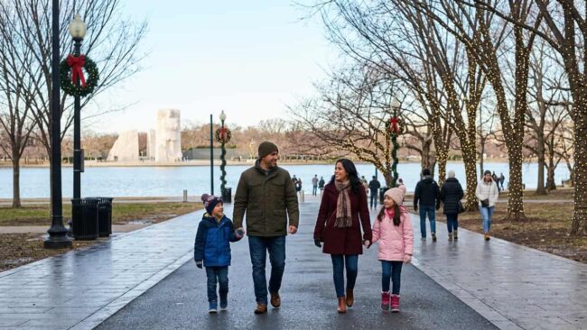 Familia paseando en invierno cerca del Martin Luther King Jr. Memorial en Washington D. C.