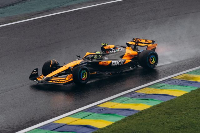 Auto de Fórmula 1 sobre pista mojada durante una carrera, imagen relacionada con el Gran Premio de Países Bajos en Zandvoort.