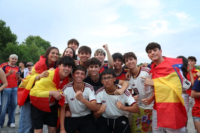 Grupo de hinchas de España posando con banderas antes de un partido, imagen relacionada con la final del Mundial 2026 en Nueva York–Nueva Jersey.