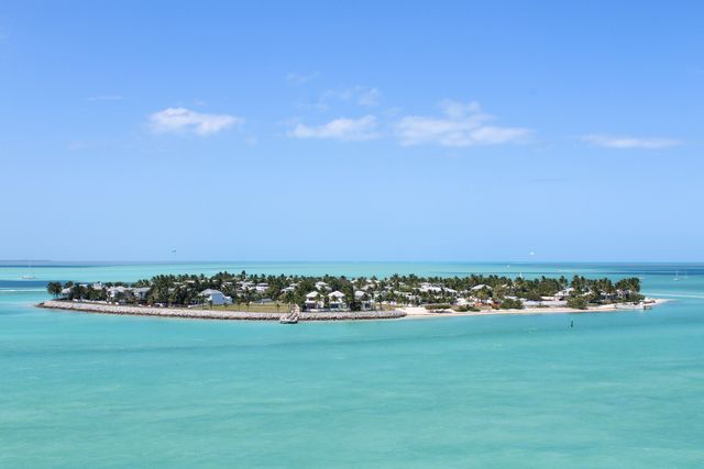 Pequeña isla rodeada de aguas turquesas en el entorno de Key West y los Cayos de Florida.