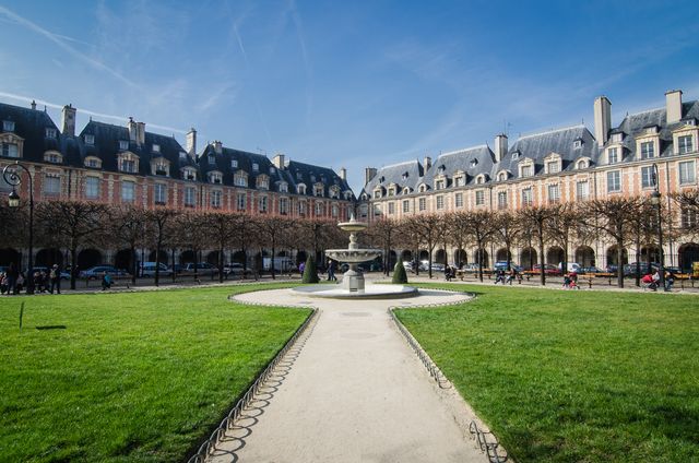 Plaza histórica de París con jardines, fuente y edificios clásicos, imagen relacionada con zonas convenientes para alojarse por primera vez.