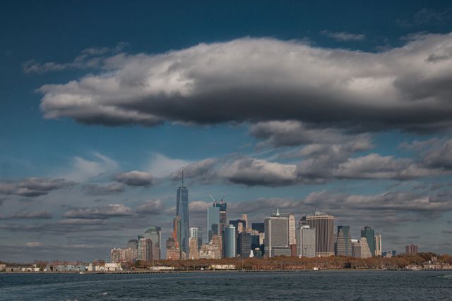 Llegada a Nueva York en carro desde Chicago Vista del skyline de Nueva York desde el agua, imagen relacionada con la llegada en carro desde Chicago.