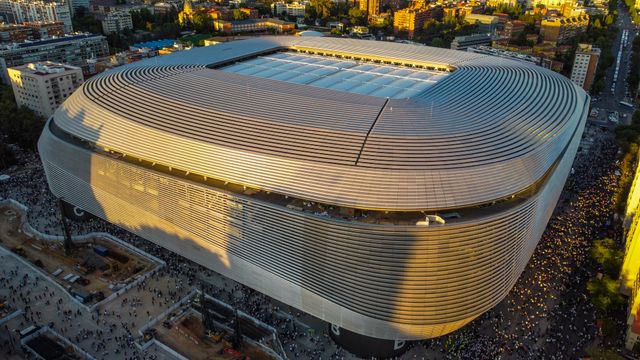 Vista aérea de un gran estadio en Madrid, imagen relacionada con las ciudades posibles de España para el Mundial 2030.