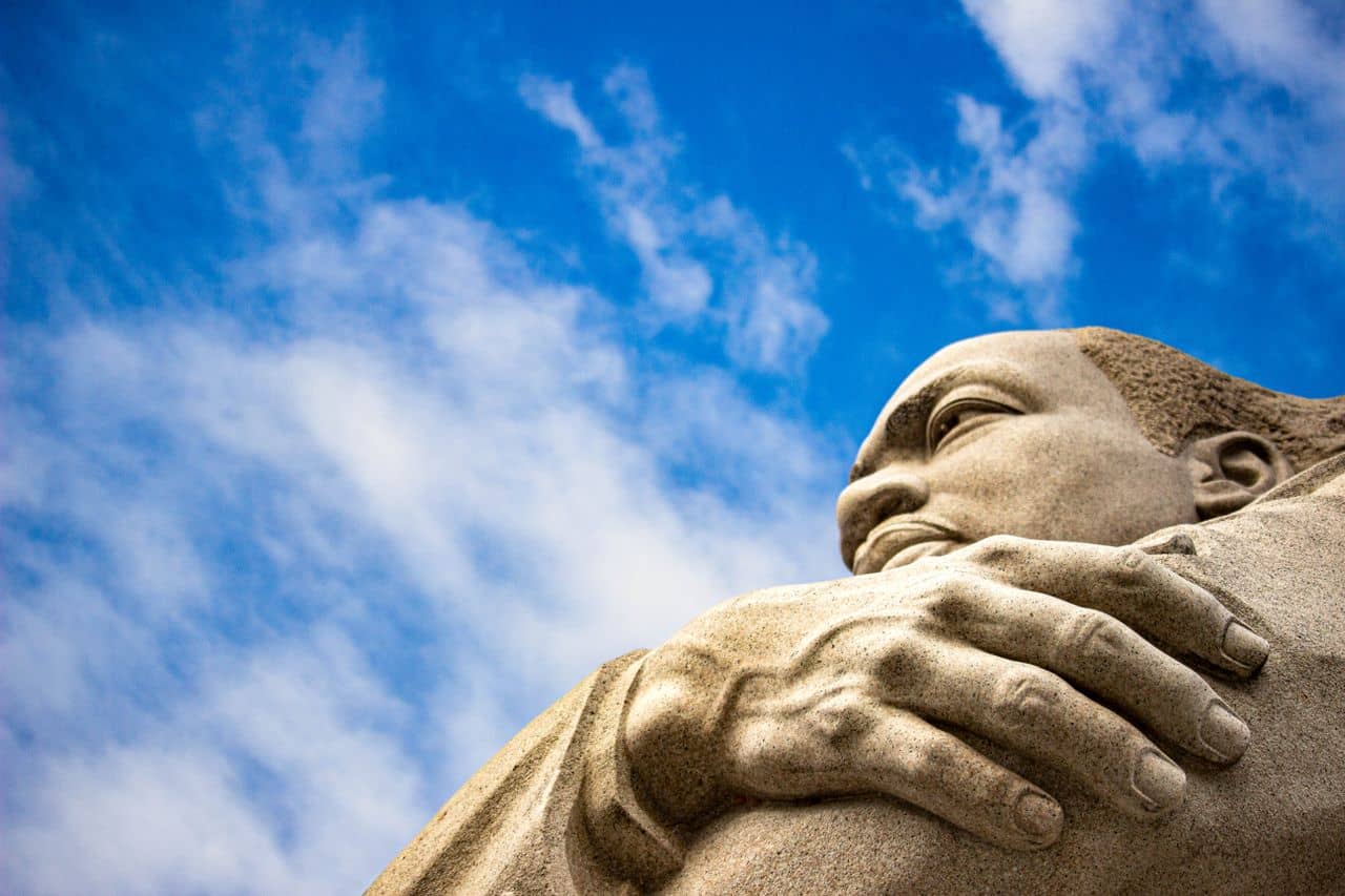 Detalle del Martin Luther King Jr. Memorial bajo el cielo azul en Washington D. C.
