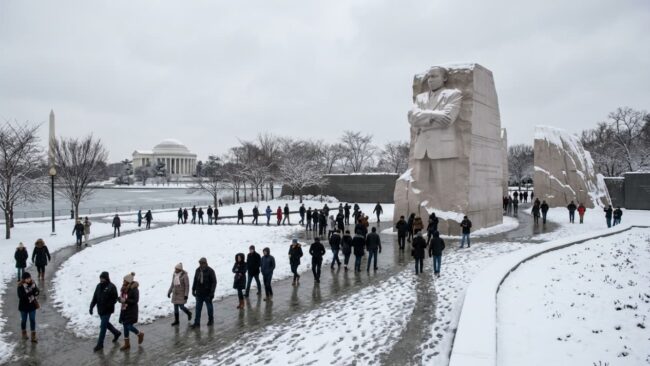 Visitantes recorren el Martin Luther King Jr. Memorial cubierto de nieve en Washington D. C.