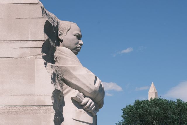 Escultura del Martin Luther King Jr. Memorial con el Monumento a Washington al fondo, en Washington D. C.