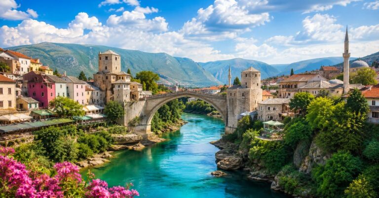Vista panorámica del Puente Viejo de Mostar sobre el río Neretva en Bosnia y Herzegovina.