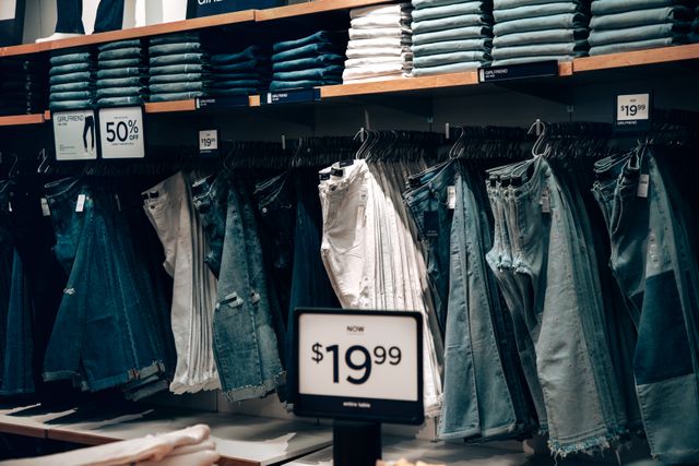 Tienda de ropa en un mall con jeans en oferta, precios rebajados y descuentos para comprar barato en Miami.
