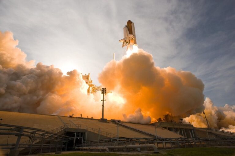 Transbordador espacial despegando en el Kennedy Space Center, imagen relacionada con planes para hacer con ni&ntilde;os cerca de Orlando sin ir a Disney.