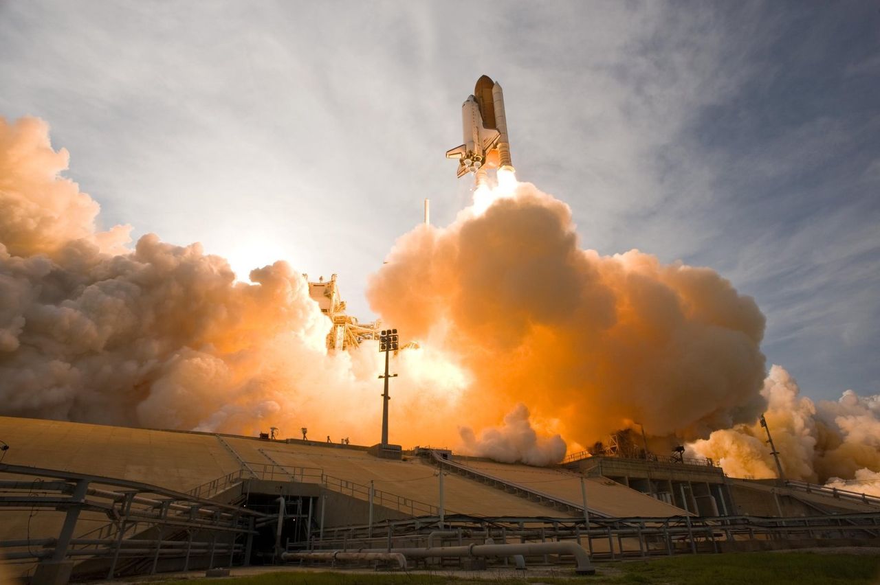 Transbordador espacial despegando en el Kennedy Space Center, imagen relacionada con planes para hacer con niños cerca de Orlando sin ir a Disney.