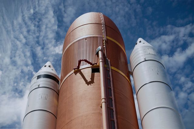 Cohete espacial en el Kennedy Space Center, imagen relacionada con planes para hacer con niños cerca de Orlando sin ir a Disney.
