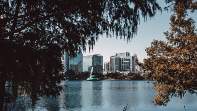 Vista del lago Eola en Orlando, imagen relacionada con planes para hacer con niños sin ir a Disney.