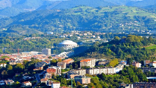 Vista panorámica de los barrios de San Sebastián rodeados por las verdes colinas del País Vasco.