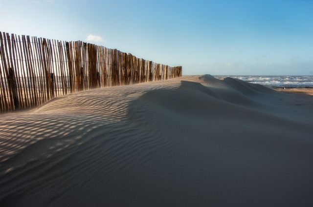 Playa y dunas de Zandvoort en la costa de Países Bajos Dunas de arena junto a la playa de Zandvoort, en la costa del Mar del Norte en Países Bajos.