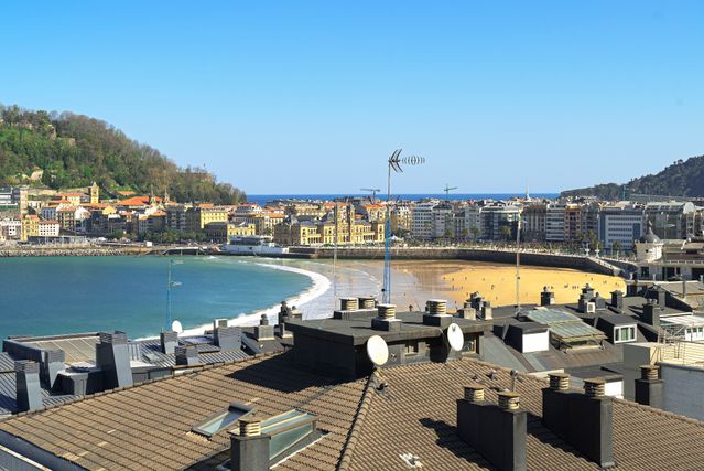 Vista de la playa de La Concha y el centro de San Sebastián desde los tejados de la ciudad.