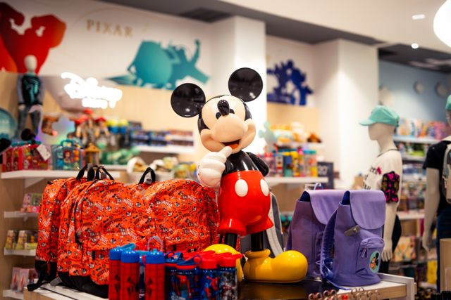 Productos de Disney, mochilas y accesorios infantiles en una tienda, imagen relacionada con compras en Primark Estados Unidos.