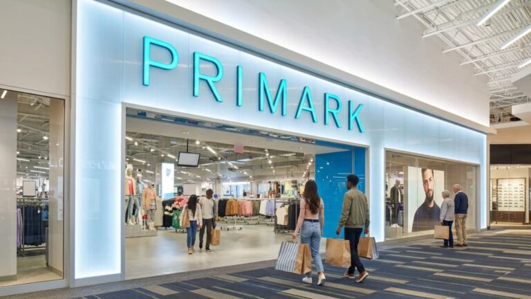 Entrada de una tienda Primark en Estados Unidos, con compradores ingresando al local dentro de un centro comercial.