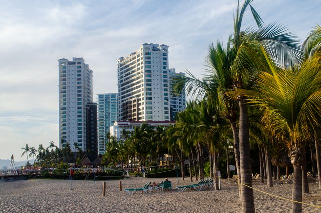 Puerto Vallarta: playas, hoteles y costa del Pacífico mexicano Playa de Puerto Vallarta con palmeras, hoteles frente al mar y arena clara en la costa del Pacífico mexicano.