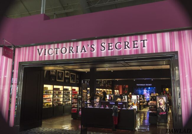 Local de Victoria’s Secret en un centro comercial, ejemplo de tiendas de marcas populares para comprar en Miami.