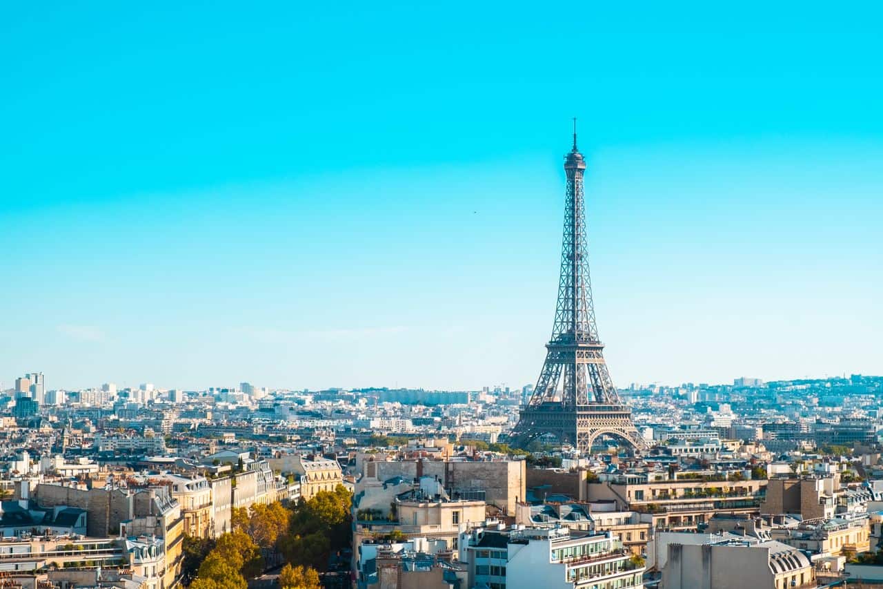 Vista panorámica de París con la Torre Eiffel y edificios de la ciudad, imagen relacionada con dónde alojarse por primera vez.